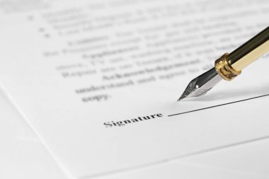 Noter belgesini dolma kalemle imzalıyorum, yakın plan. Metin için boşluk