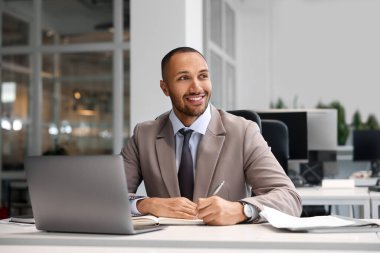 Ofisteki masada çalışan mutlu adam. Avukat, işadamı, muhasebeci ya da yönetici.