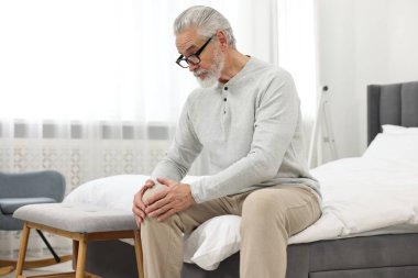 Artrit belirtileri. Evdeki adam dizinde ağrıdan muzdarip.