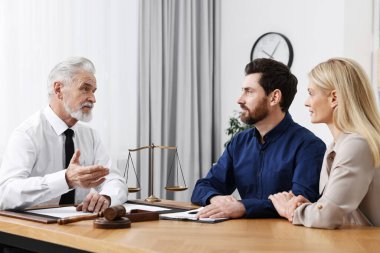 Çift, ofiste avukatla görüşüyor.