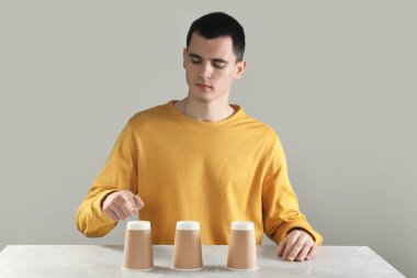 Açık mermer masada bir adam oyun oynuyor.