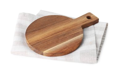 Tahta kesme tahtası ve beyaz arka planda mutfak havlusu.