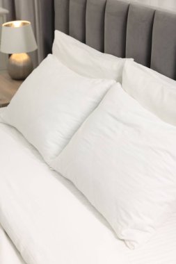 Evdeki yumuşak beyaz yastıklar ve yorganlar