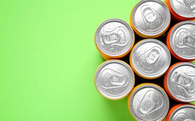 Enerji içecekleri yeşil arka planda ıslak kutularda, üst tarafta. Metin için boşluk