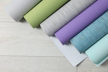 Zeminde farklı duvar kağıdı ruloları, üst manzara. Metin için boşluk