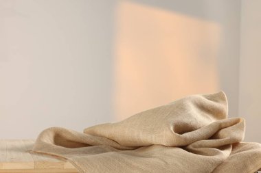 Ahşap masa üzerindeki doğal çuval bezi, arka planda ışığa karşı. Metin için boşluk