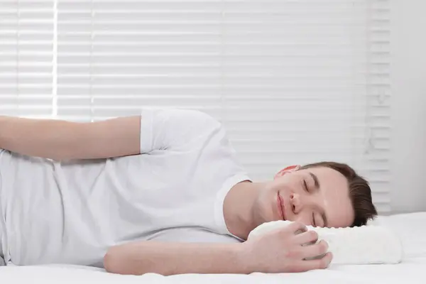 Άνθρωπος Κοιμάται Ορθοπεδικό Μαξιλάρι Στο Σπίτι — Φωτογραφία Αρχείου