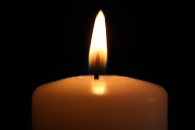 Karanlıkta yanan mum, yaklaş. Hafıza Günü