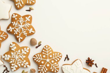 Beyaz arka planda kremalı ve baharatlı lezzetli Noel kurabiyeleri. Metin için boşluk