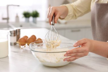 Hafif mermer masada çırpılmış çırpıyla para kazanan kadın, yakın plan.