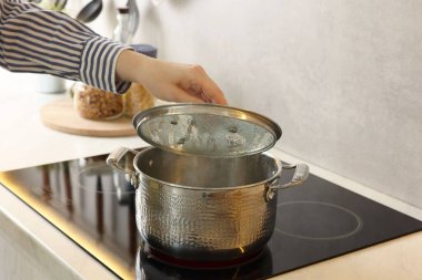 Mutfakta yemek pişiren kadın, yakın plan.