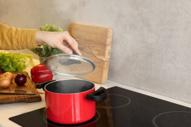 Mutfakta yemek pişiren kadın, yakın plan.