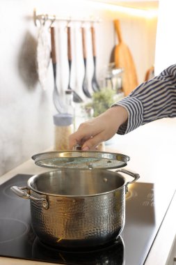 Mutfakta yemek pişiren kadın, yakın plan.