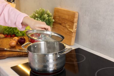 Mutfakta yemek pişiren kadın, yakın plan.