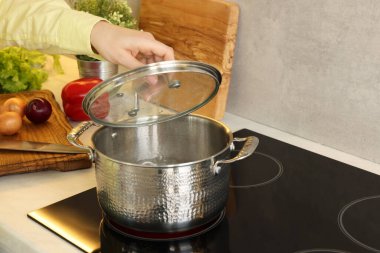 Mutfakta yemek pişiren kadın, yakın plan.