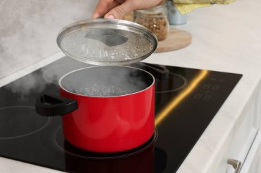 Mutfakta yemek pişiren kadın, yakın plan.