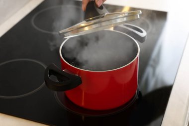 Mutfakta yemek pişiren kadın, yakın plan.