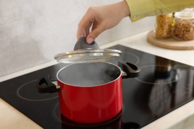 Mutfakta yemek pişiren kadın, yakın plan.