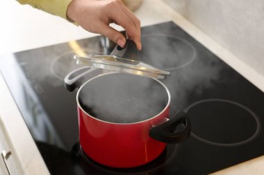 Mutfakta yemek pişiren kadın, yakın plan.