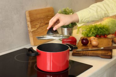 Mutfakta yemek pişiren kadın, yakın plan.