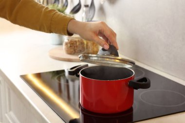 Mutfakta yemek pişiren kadın, yakın plan.