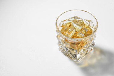 Beyaz masada buzlu viski, metin için yer var.