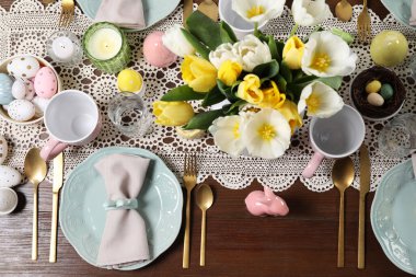 Güzel çiçekli, düz yataklı şenlik masası. Paskalya kutlaması