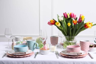 Güzel çiçekli şenlik masası. Paskalya kutlaması