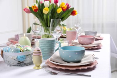 Güzel çiçekli şenlik masası. Paskalya kutlaması