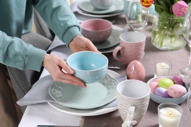 Bayramlık Paskalya yemeği için masa hazırlayan kadın, yakın plan.