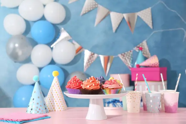 Cupcakes Coloridos Diferentes Acessórios Festa Mesa Rosa — Fotografia de Stock