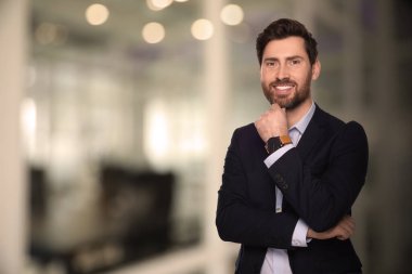 Bulanık arkaplanda başarılı bir avukat, metin için boşluk