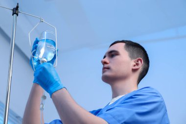 Hemşire serum takıyor. Düşük açılı.