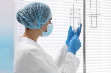 Hemşire serumu hastaneye yerleştiriyor.