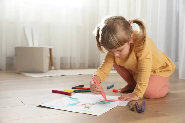 Linda Niña Dibujando Con Marcador Suelo Interiores Arte Infantil — Foto de Stock