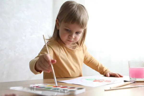 Lindo Dibujo Niña Con Cepillo Mesa Madera Interior Arte Infantil — Foto de Stock