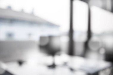 Ofis içi. Rahat çalışma alanının bulanık görünümü