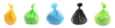 Farklı plastik çöp torbaları beyaz sette izole edilmiş.