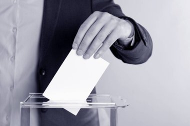 Adam oyunu arka plandaki sandığa koyuyor, yakın plan. Renk tonlu