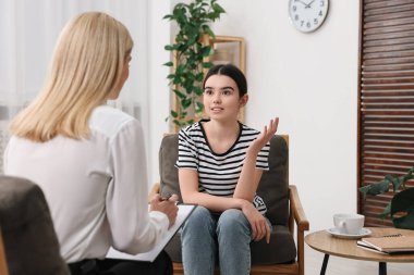 Ofiste genç bir kızla çalışan psikolog.