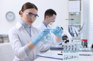 Laboratuvarda numunelerle çalışan bilim adamları. Tıbbi araştırma