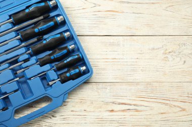 Açık alet çantasındaki tornavidalar açık tahta masada, üst tarafta. Metin için boşluk