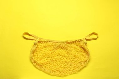 Sarı arka planda ağ torbası, üst manzara. Metin için boşluk