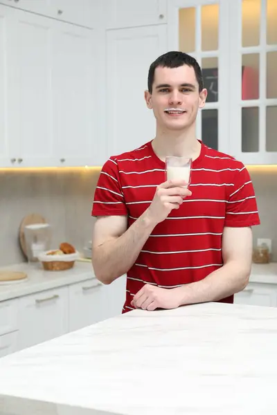 Gelukkig Man Met Melk Snor Met Glas Smakelijke Zuivel Drank — Stockfoto