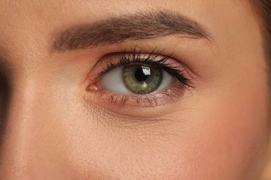 Kem göz. Korkutucu gözleri olan genç bir kadın, yakın plan.