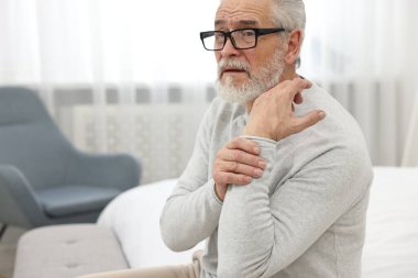 Artrit belirtileri. Evinde acı çeken bir adam