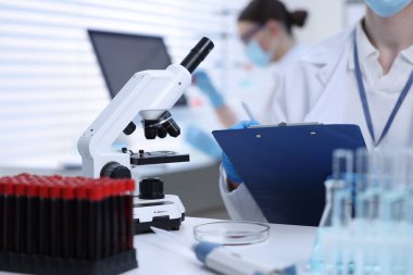 Laboratuvar test formu ile çalışan bilim adamı kapalı masa, yakın çekim