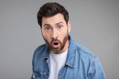 Gri arka planda sürpriz adam portresi