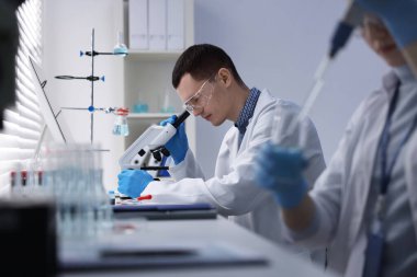 Laboratuvarda numunelerle çalışan bilim adamları. Tıbbi araştırma