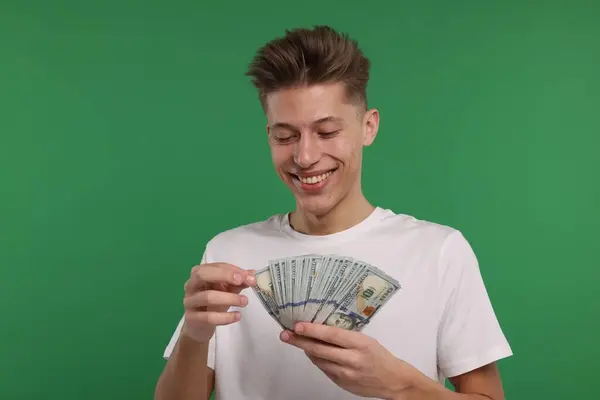 Szczęśliwy Człowiek Banknotami Dolarowymi Zielonym Tle — Zdjęcie stockowe